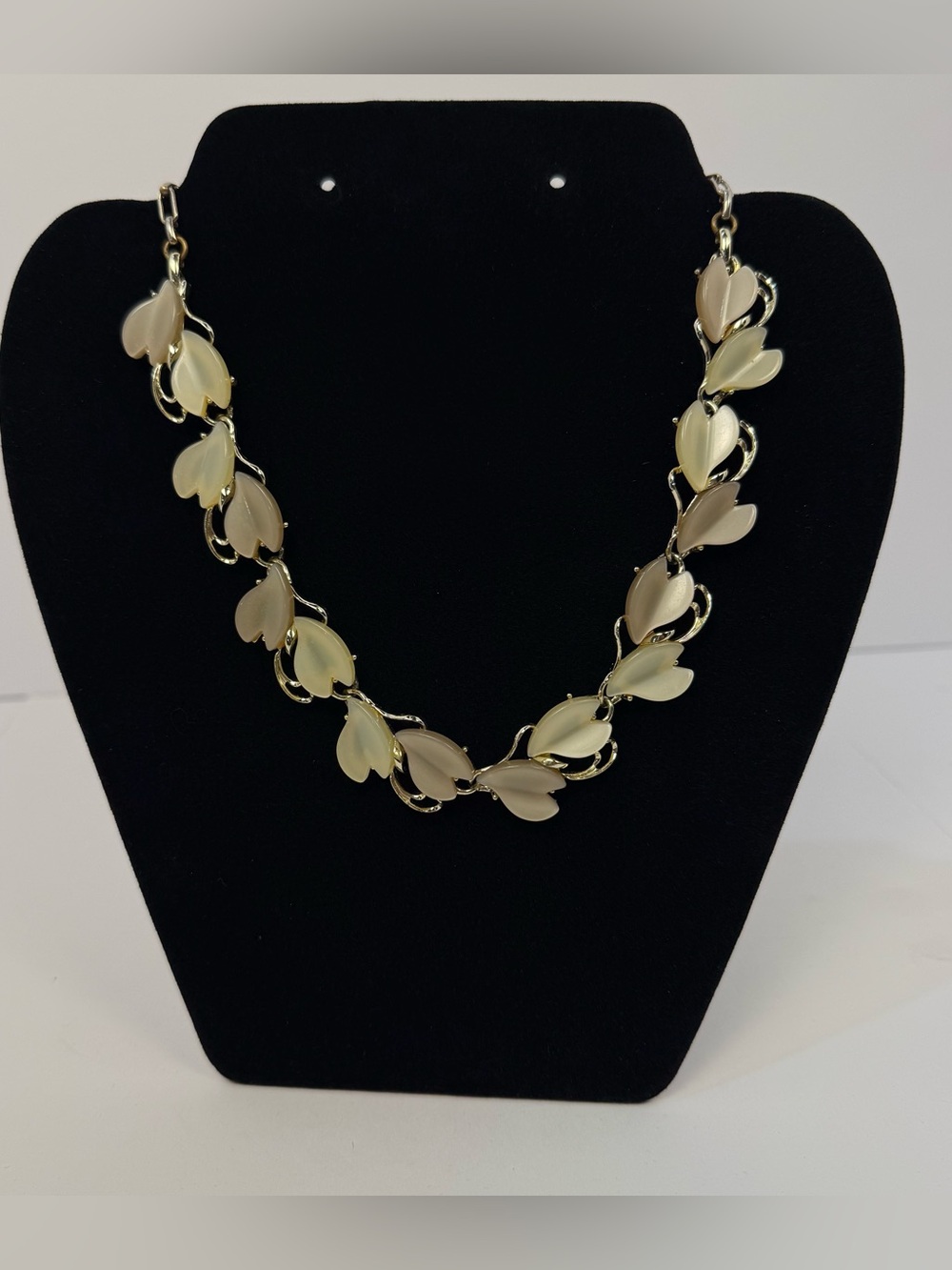 1950s Vintage Gold Tone and BeigeThermoset Plastic Women's Necklace